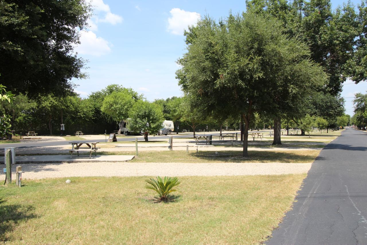 Travelers World Rv Resort San Antonio Exterior photo