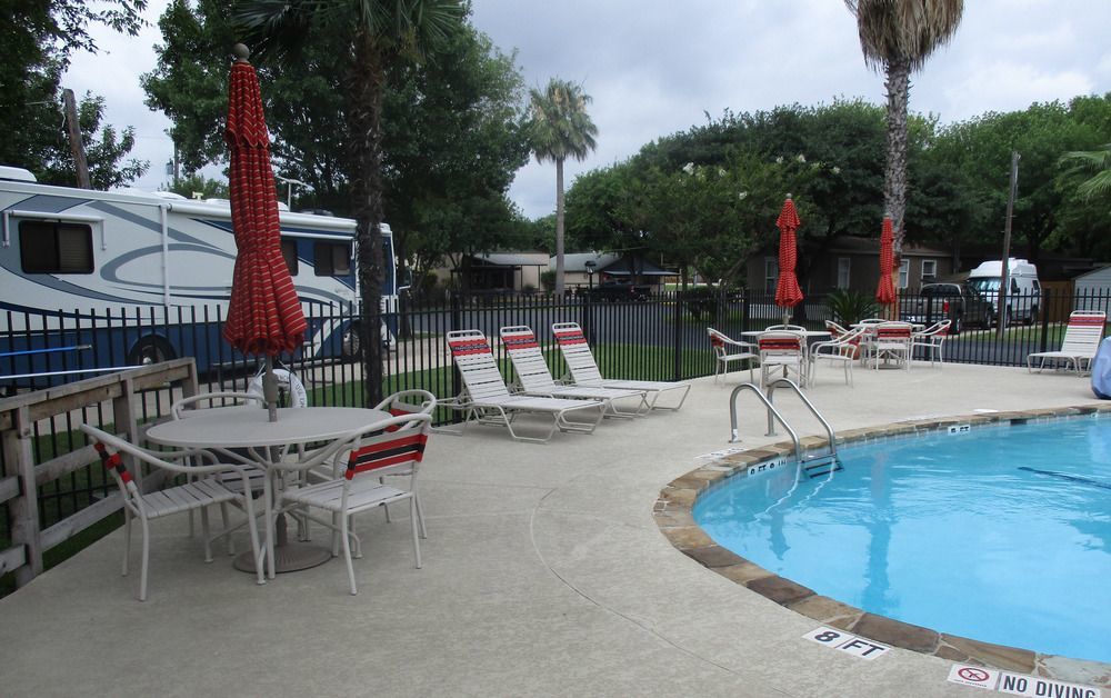 Travelers World Rv Resort San Antonio Exterior photo
