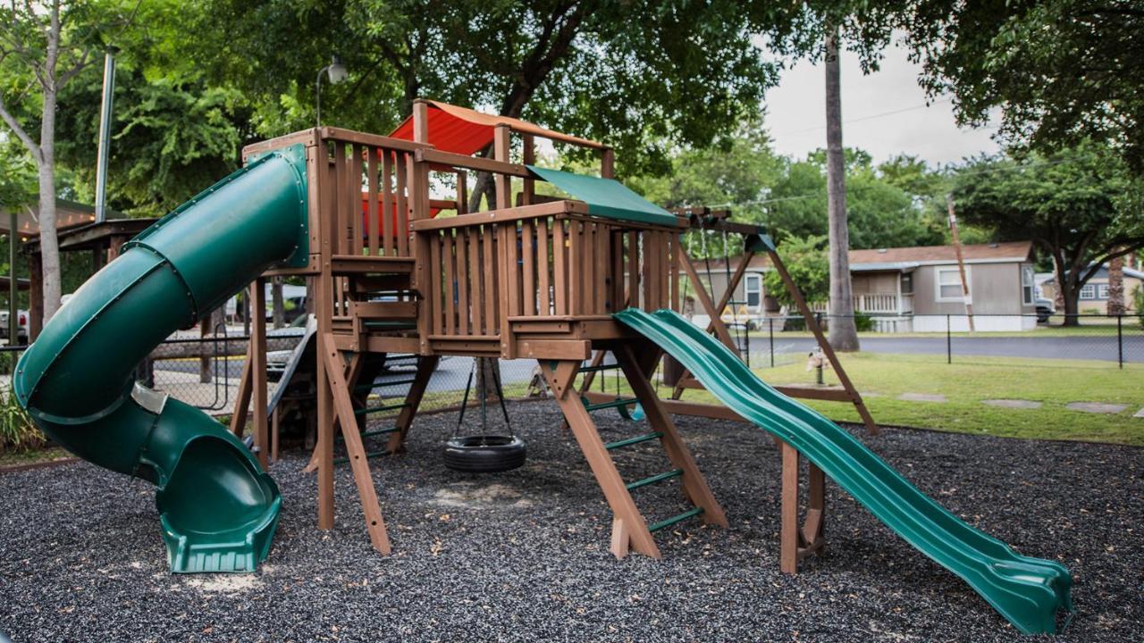 Travelers World Rv Resort San Antonio Exterior photo