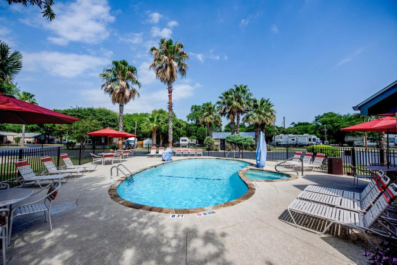 Travelers World Rv Resort San Antonio Exterior photo